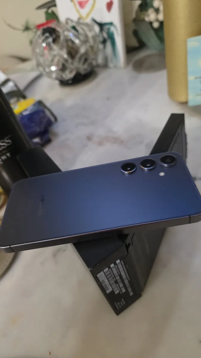 Samsung S24 - Image 1