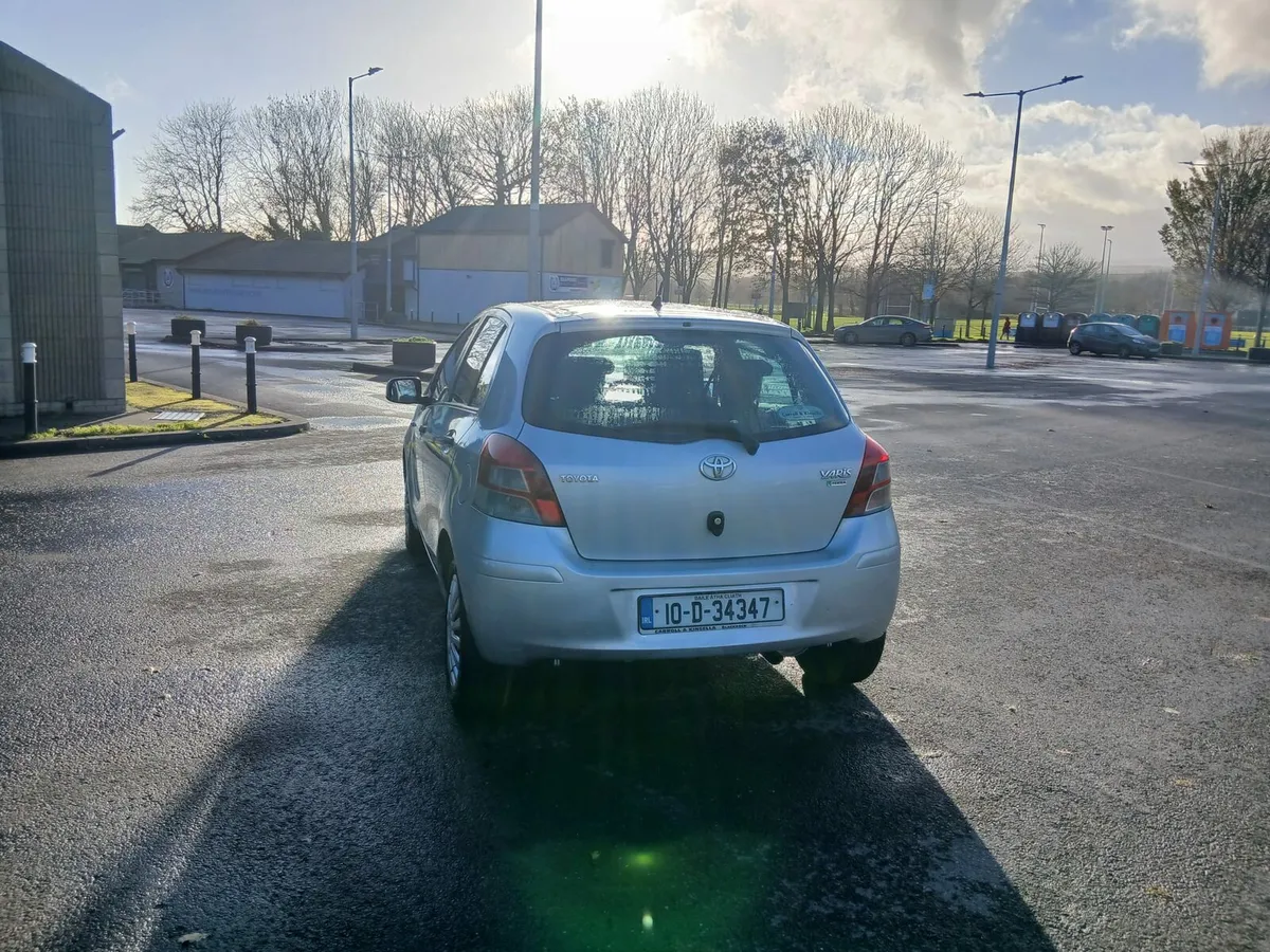 2010 Toyota Yaris - Image 2
