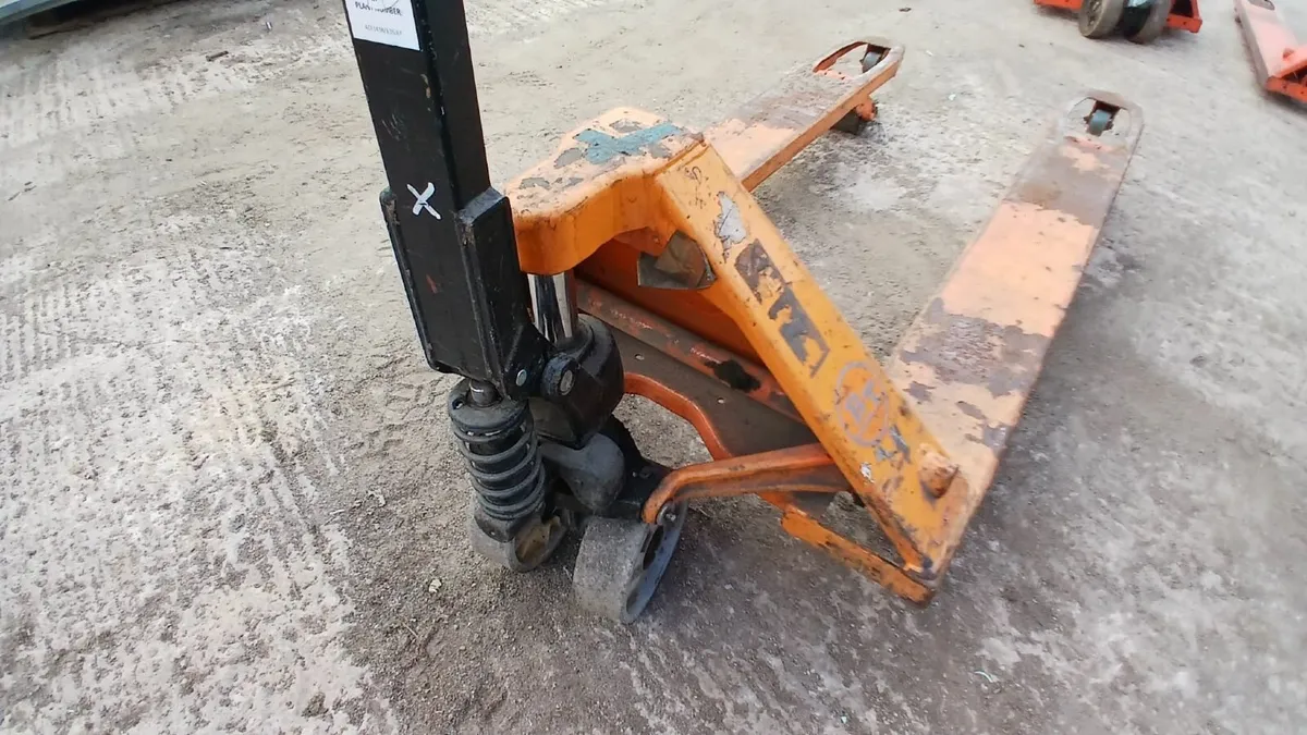 Used Pallet Trucks (ref:PT05) - Image 2