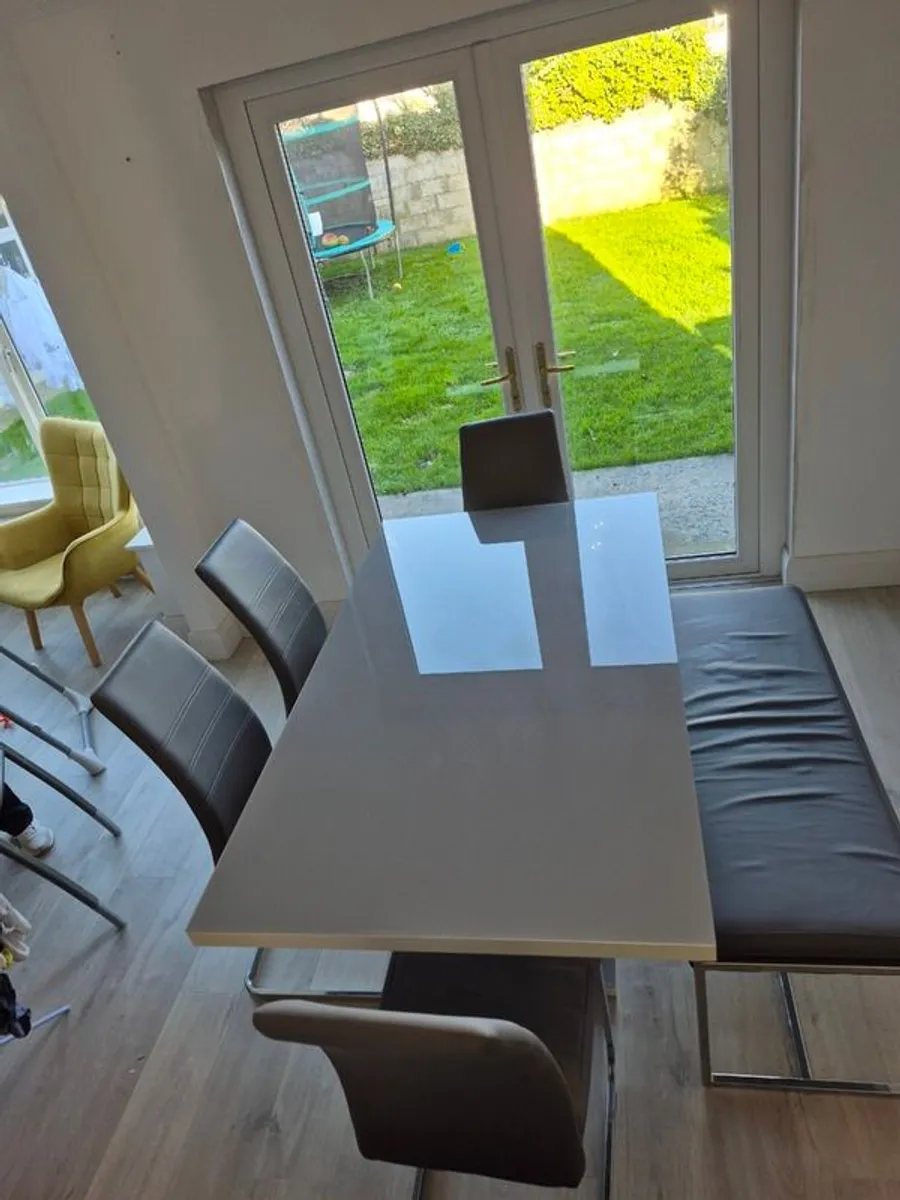 Kitchen table & chairs - Image 1