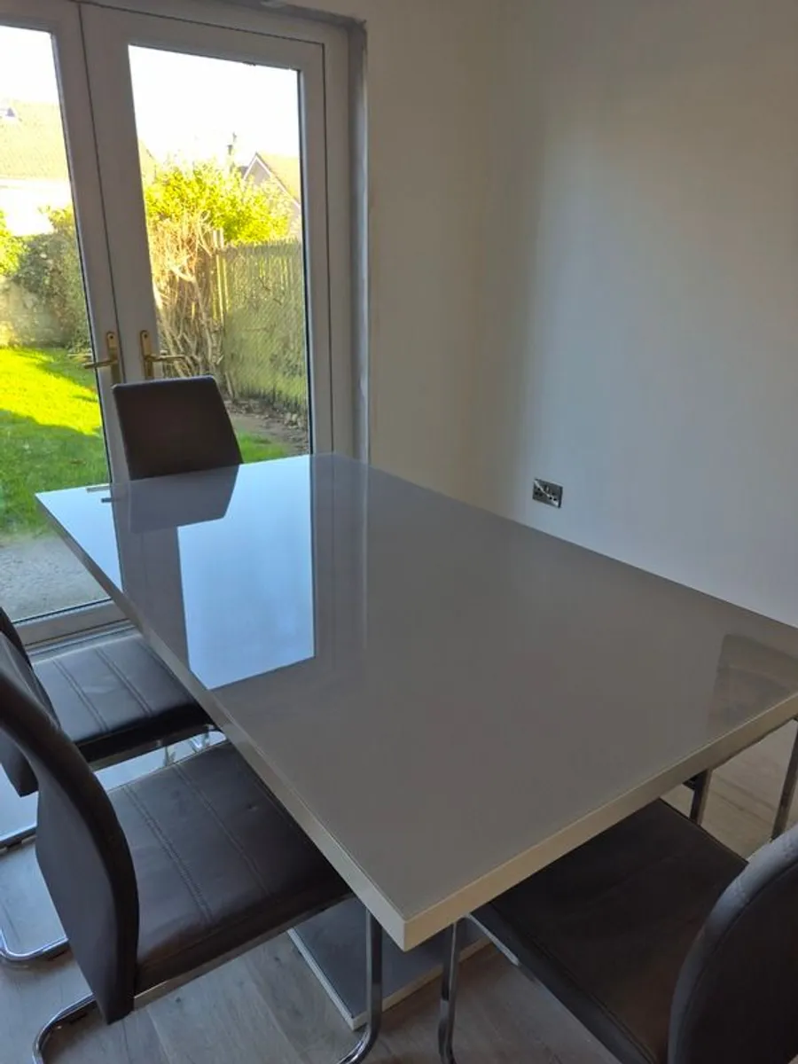 Kitchen table & chairs - Image 3