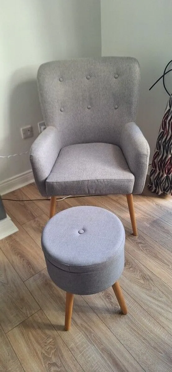 sofa and 2 x chairs with footstools - Image 2