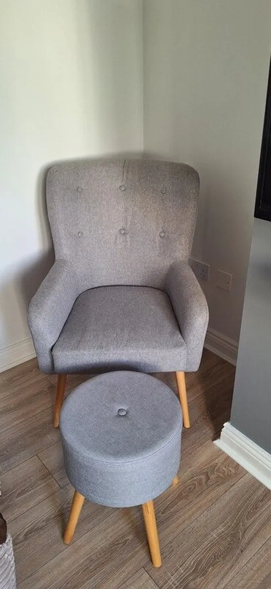 sofa and 2 x chairs with footstools - Image 4