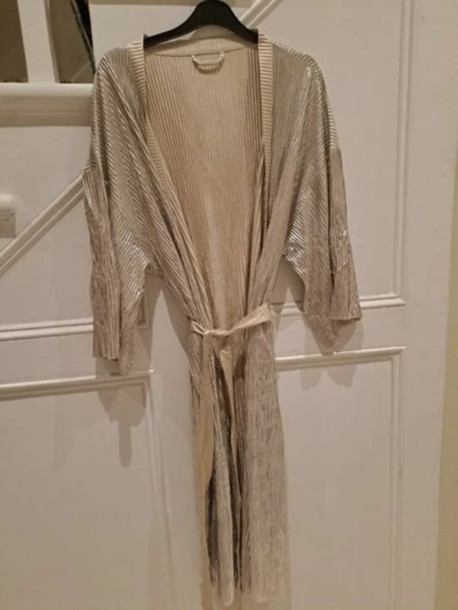 Winthome gold Dressing gown size M or 16 NEW - Image 2