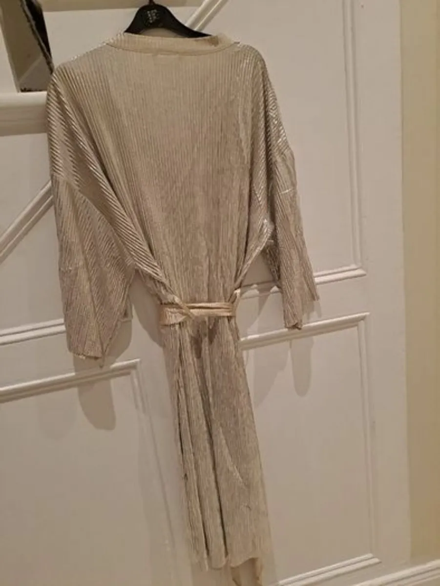 Winthome gold Dressing gown size M or 16 NEW - Image 3