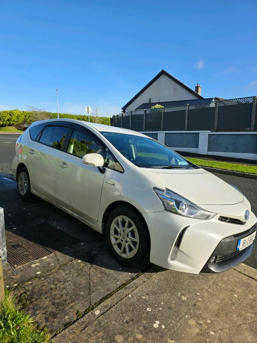 Toyota Prius Alpha 2016 - Image 2