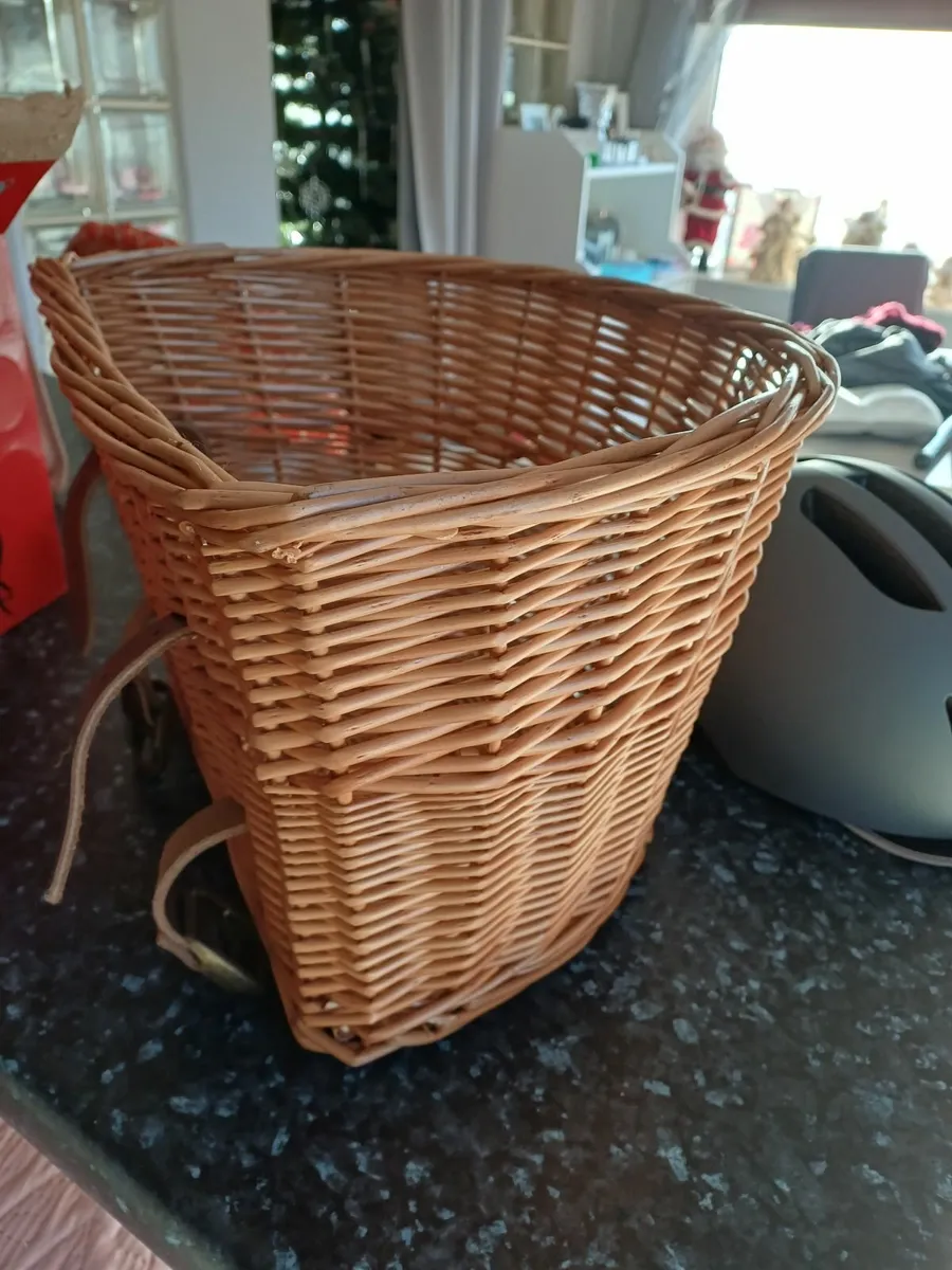 Womans bike plus basket and helmet - Image 2