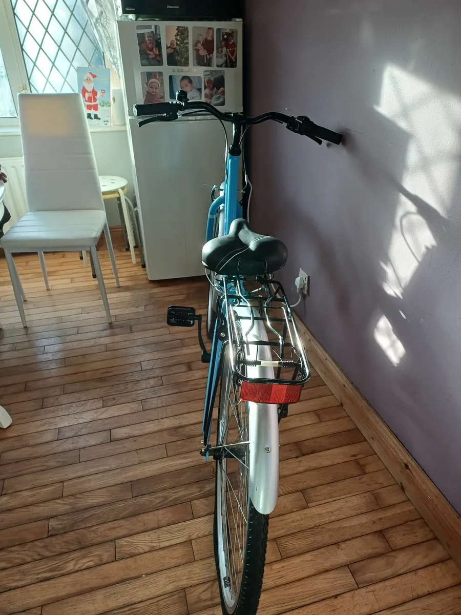 Womans bike plus basket and helmet - Image 3