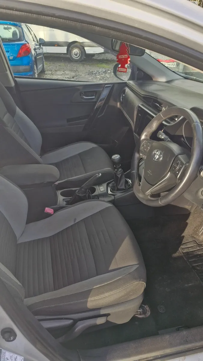 Toyota Auris 2016 - Image 2
