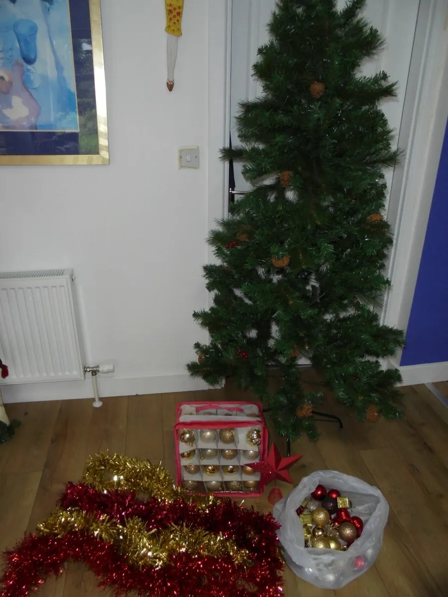 Christmas tree with decorations, wreath, table run - Image 4