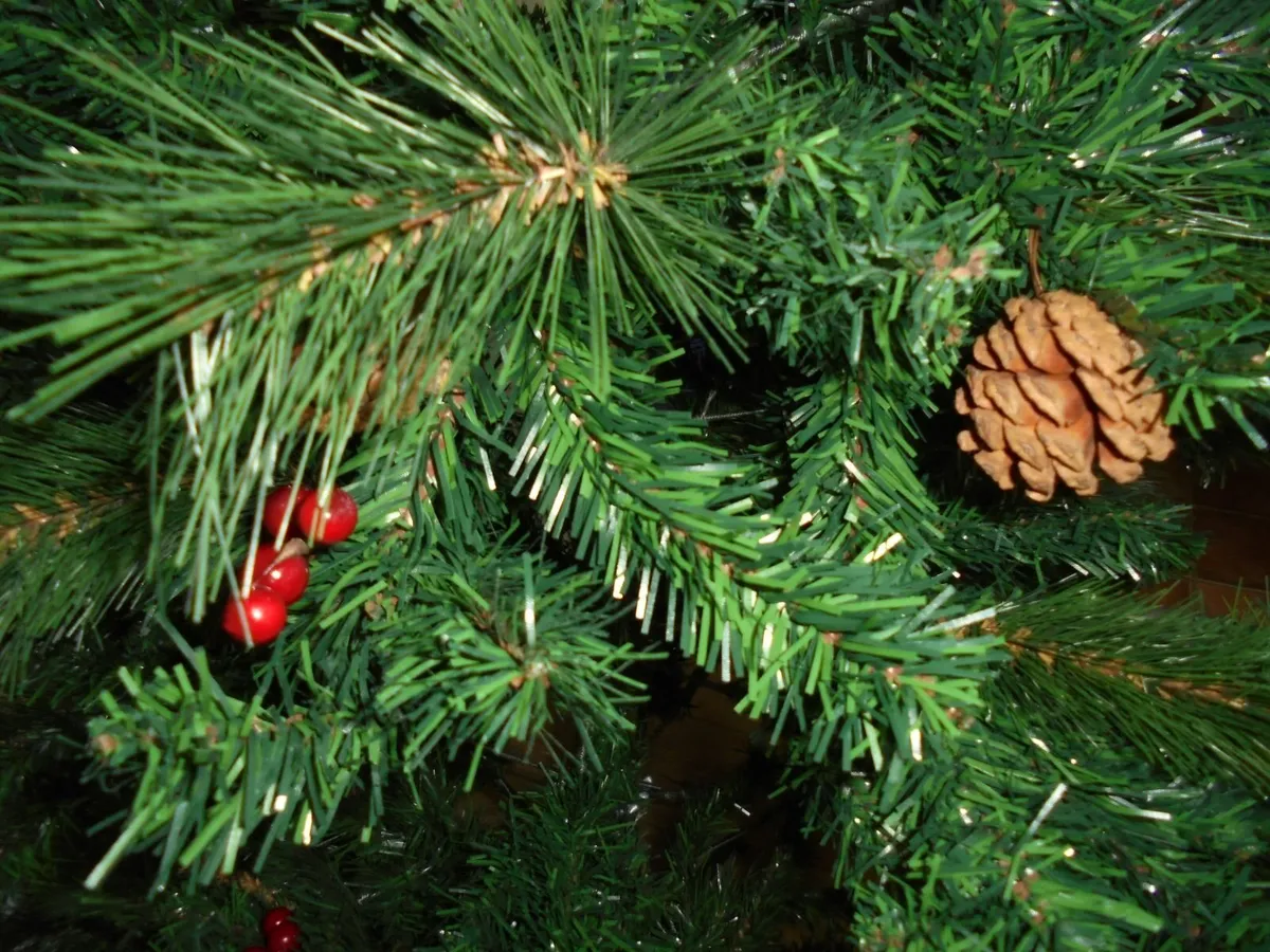 Christmas tree with decorations, wreath, table run - Image 1