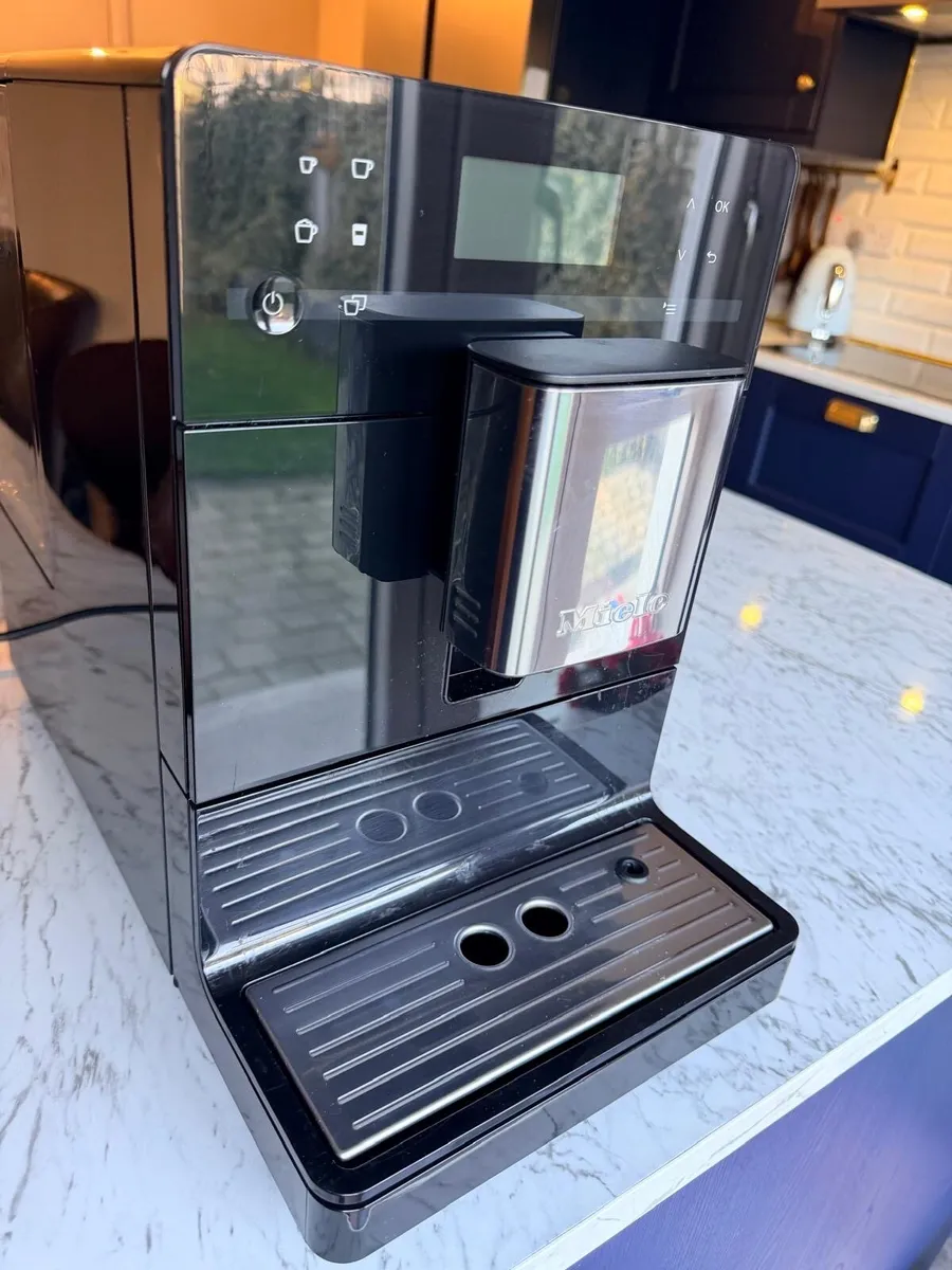 Miele coffee machine CM5310 - Image 1