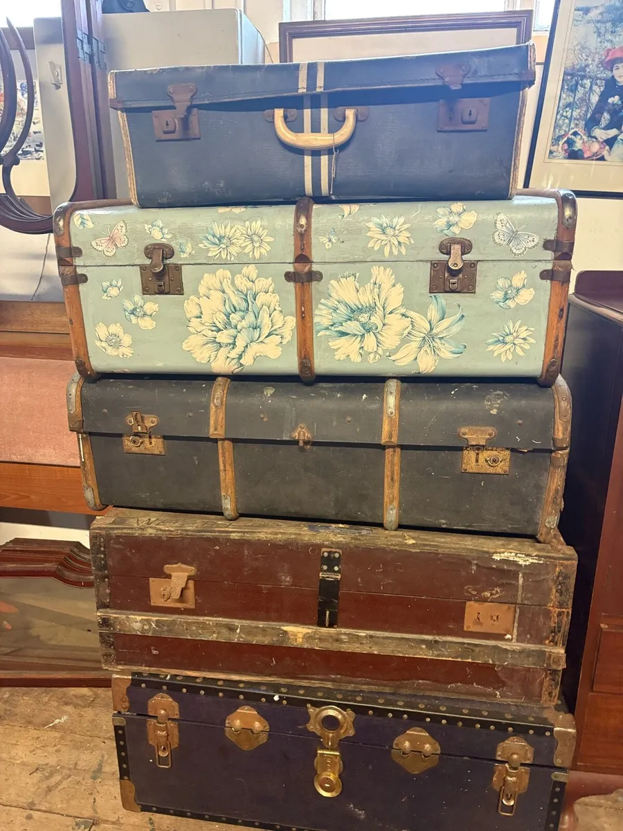 Collection of vintage trunks - Image 1