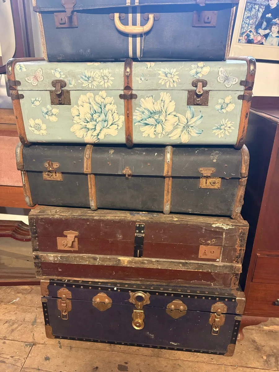 Collection of vintage trunks - Image 2