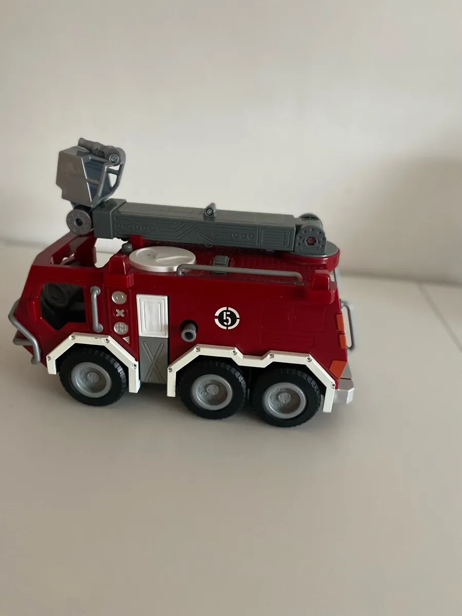Toy fire engine - Image 1