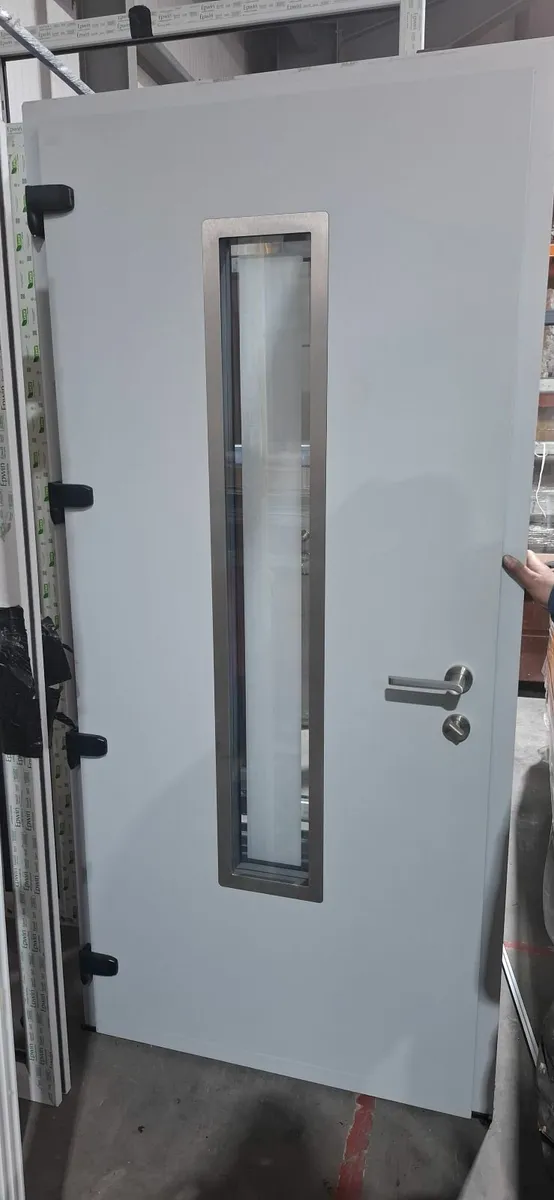 Front door - Image 3