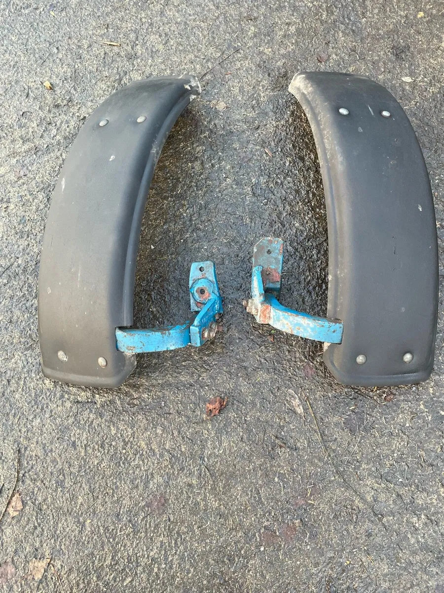 Ford 4610 2wd front mudguards/ parts - Image 3