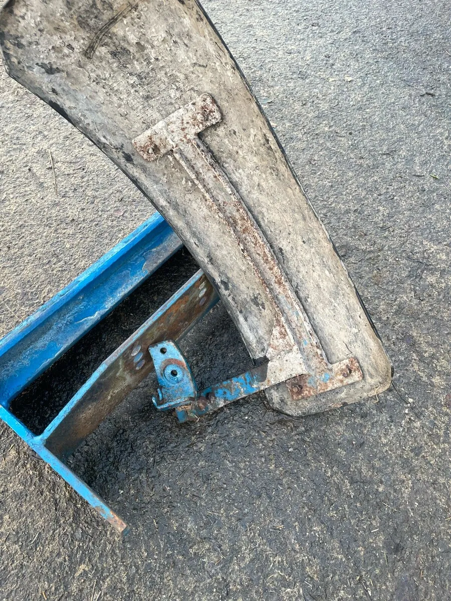 Ford 4610 2wd front mudguards/ parts - Image 4