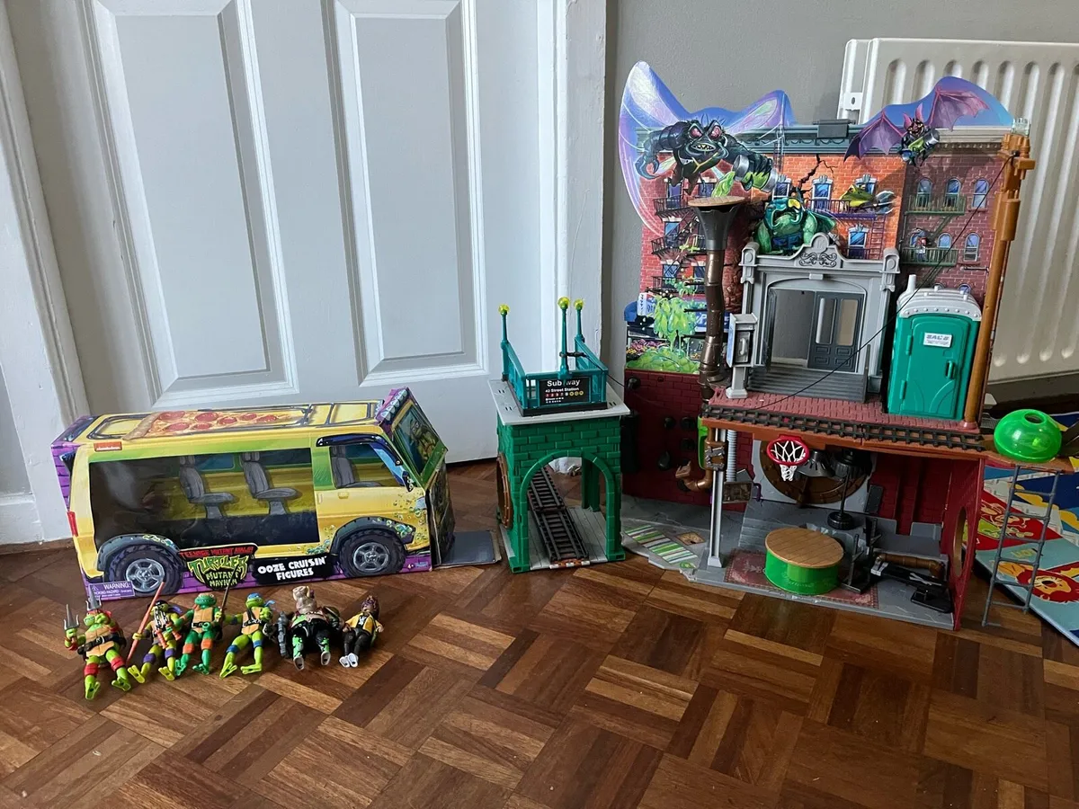 Teenage mutant ninja turtles playset and figures - Image 1