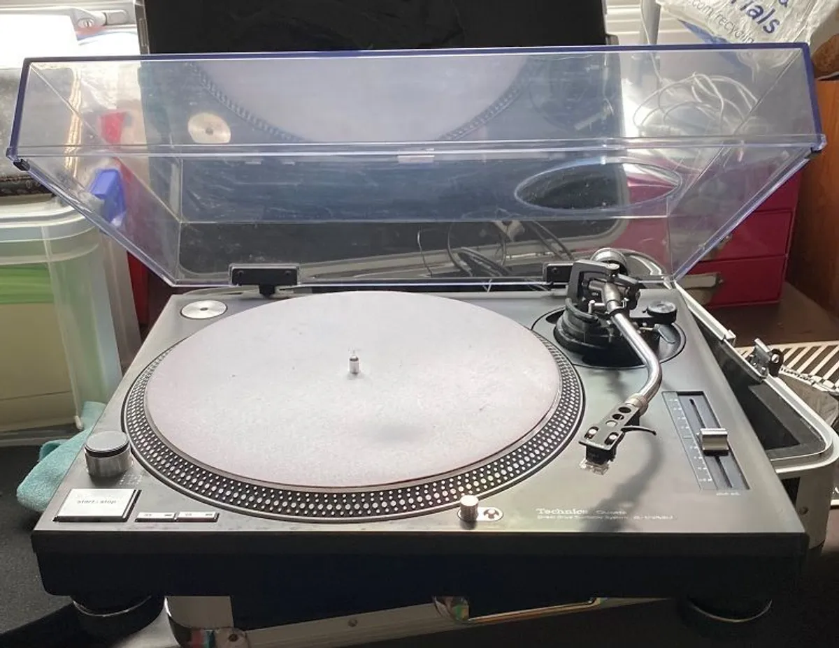 Technics SL1210 (mk2) turntable - Image 1
