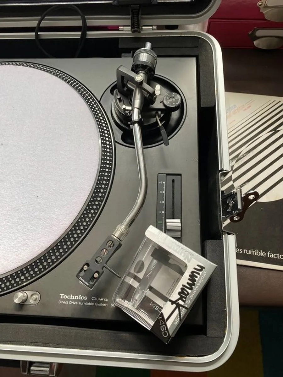Technics SL1210 (mk2) turntable - Image 2