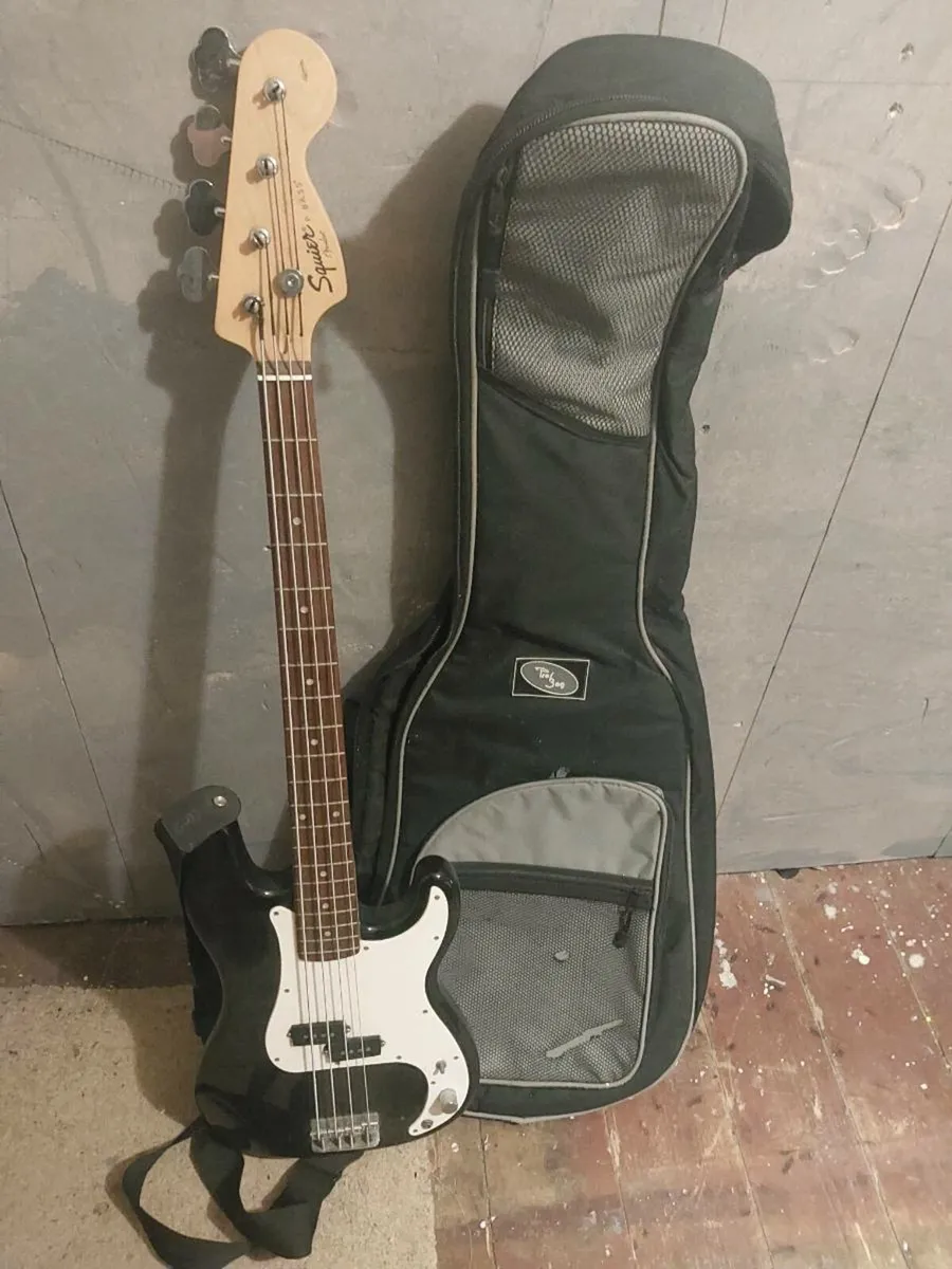 Bass guitar - Image 1