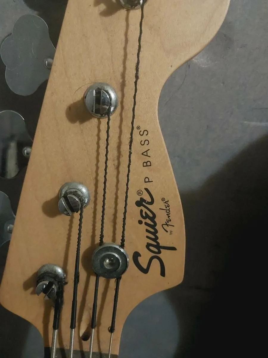 Bass guitar - Image 2