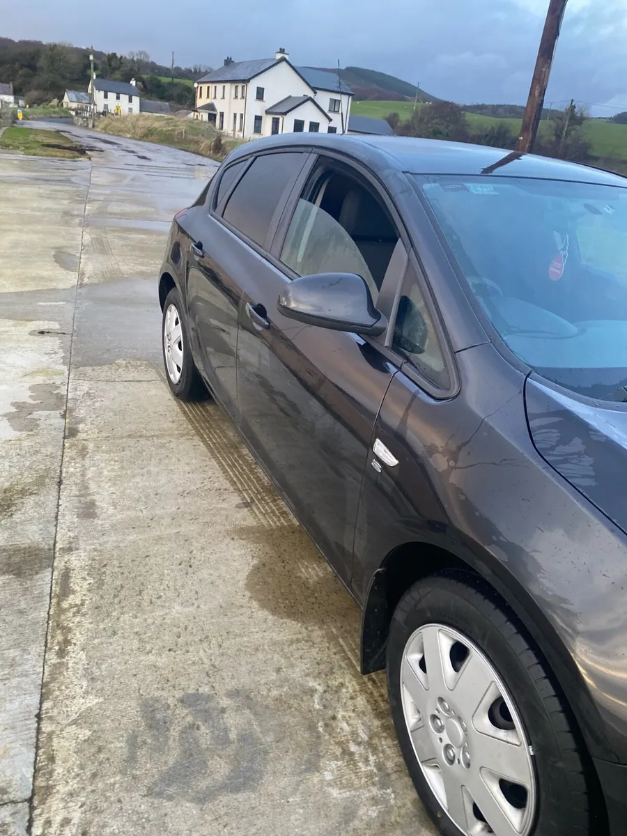 2013 Astra opel petrol - Image 3