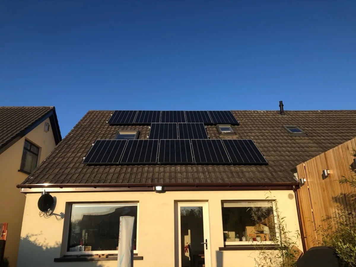 Complete Solar PV System Inc Inverter & Battery - Image 1