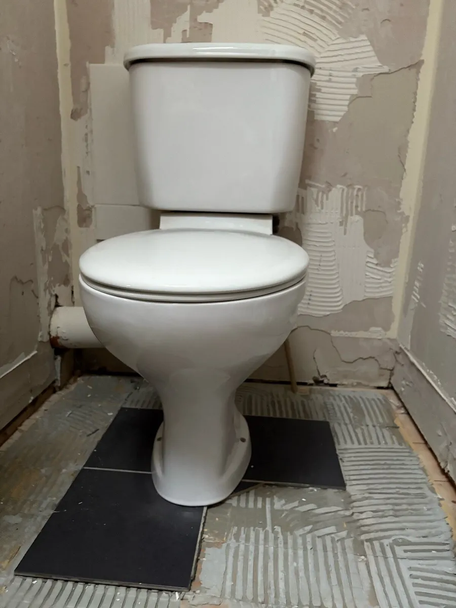 En suite toilets (2) - Image 2