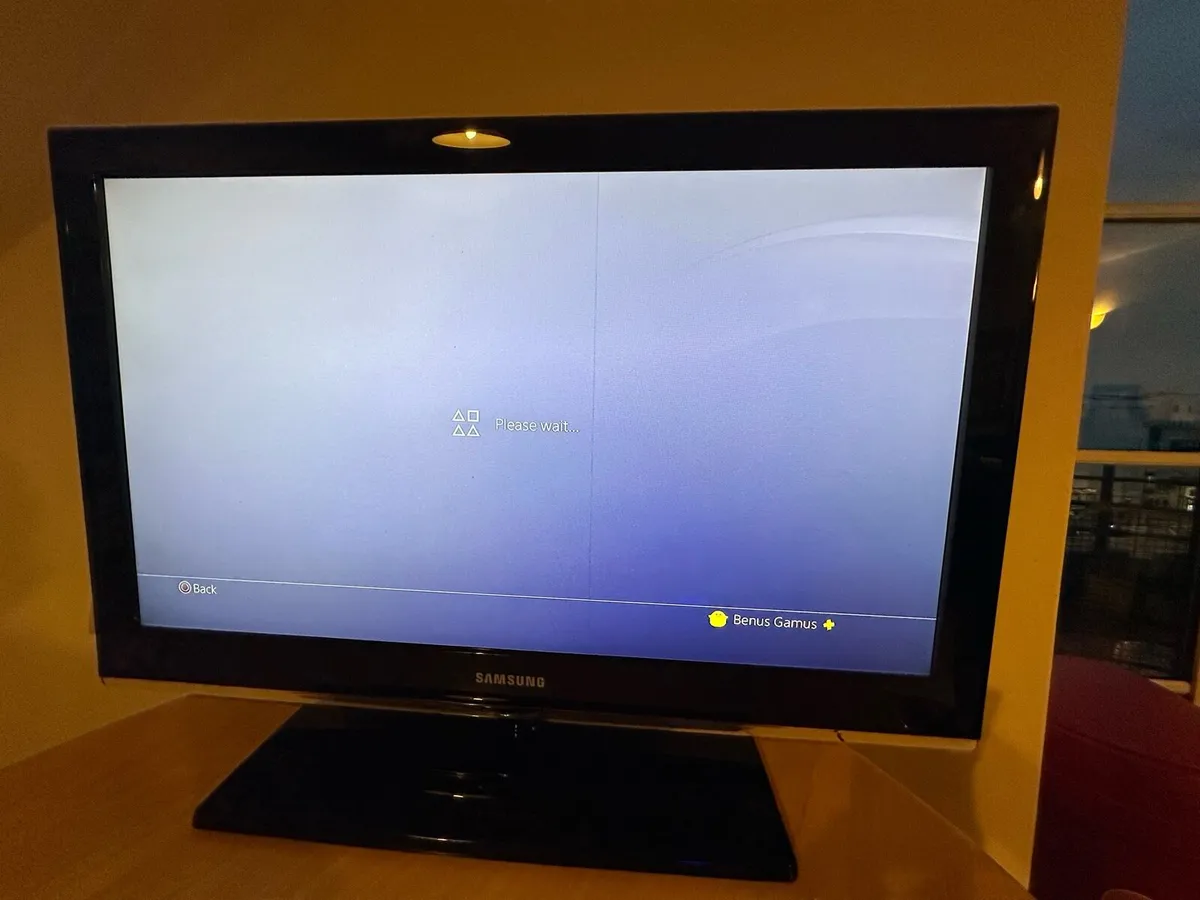 TV Samsung LE32C530F1W - 32" LCD TV - Image 2
