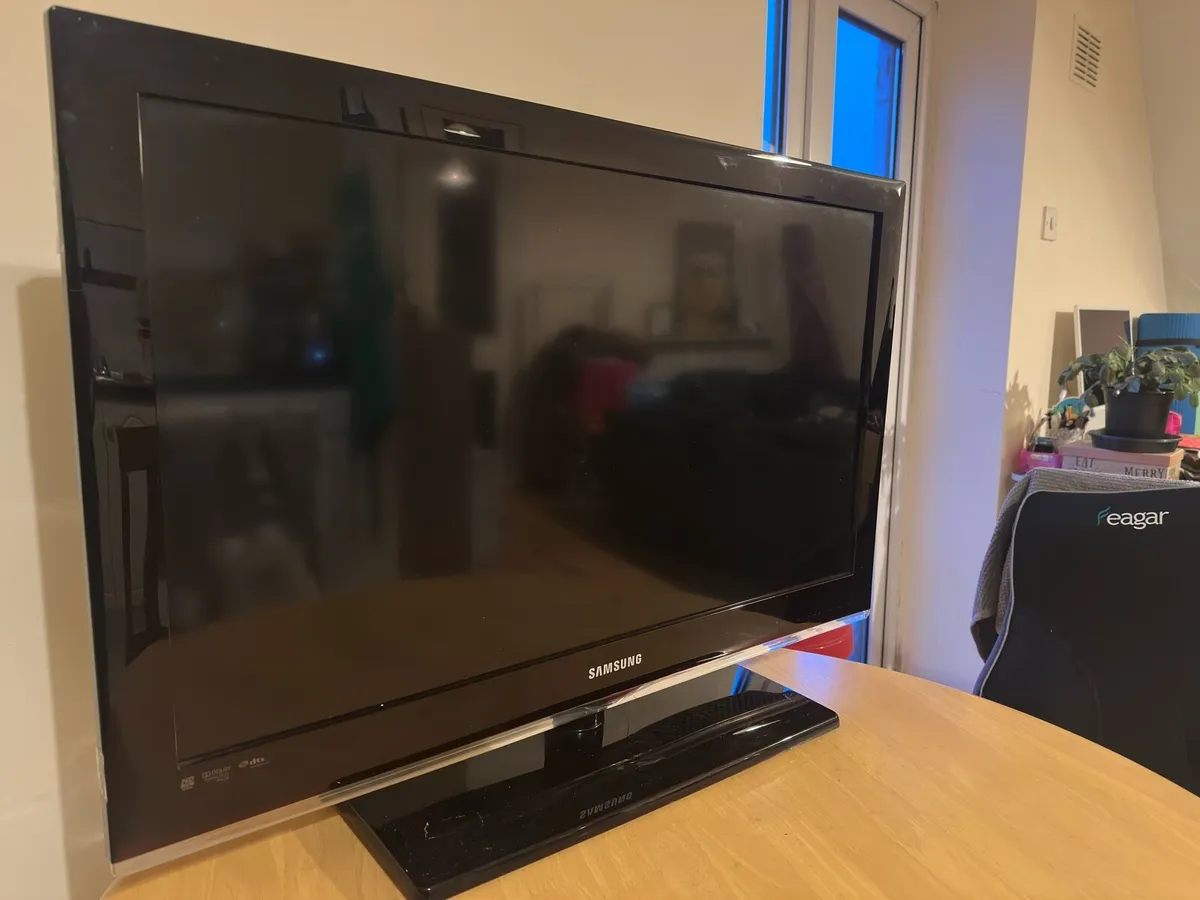 TV Samsung LE32C530F1W - 32" LCD TV - Image 1