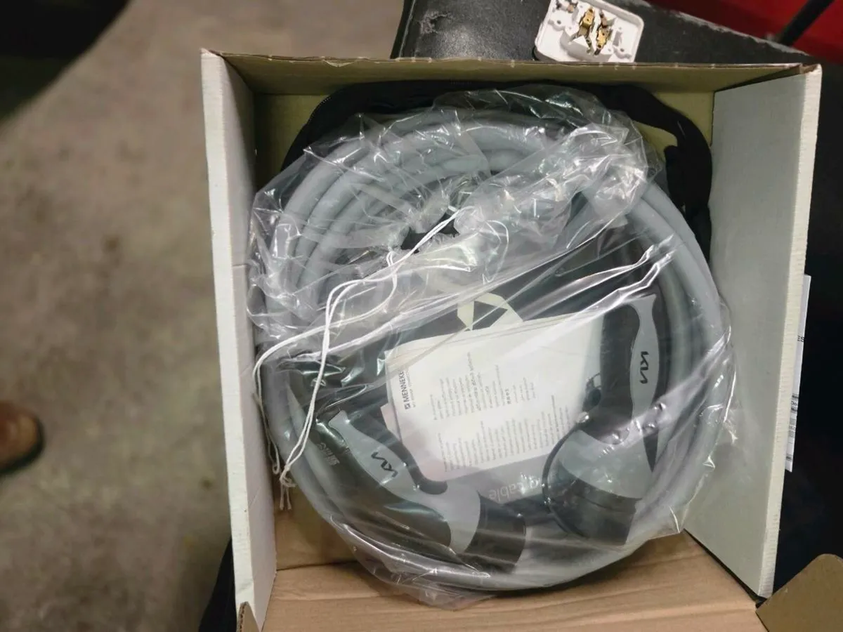 Kia charging cabele new in box with bag - Image 1