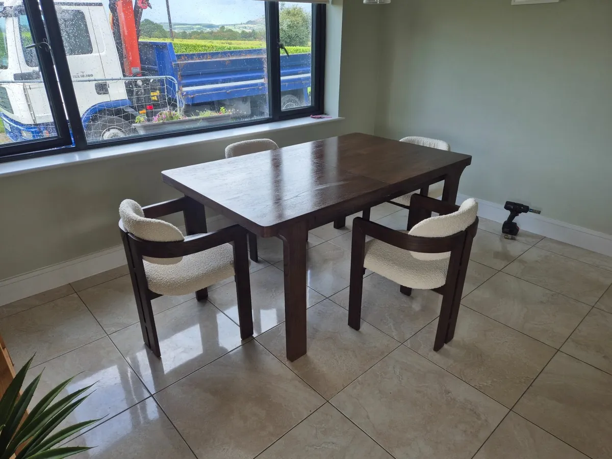 Kitchen table and chairs - Image 1