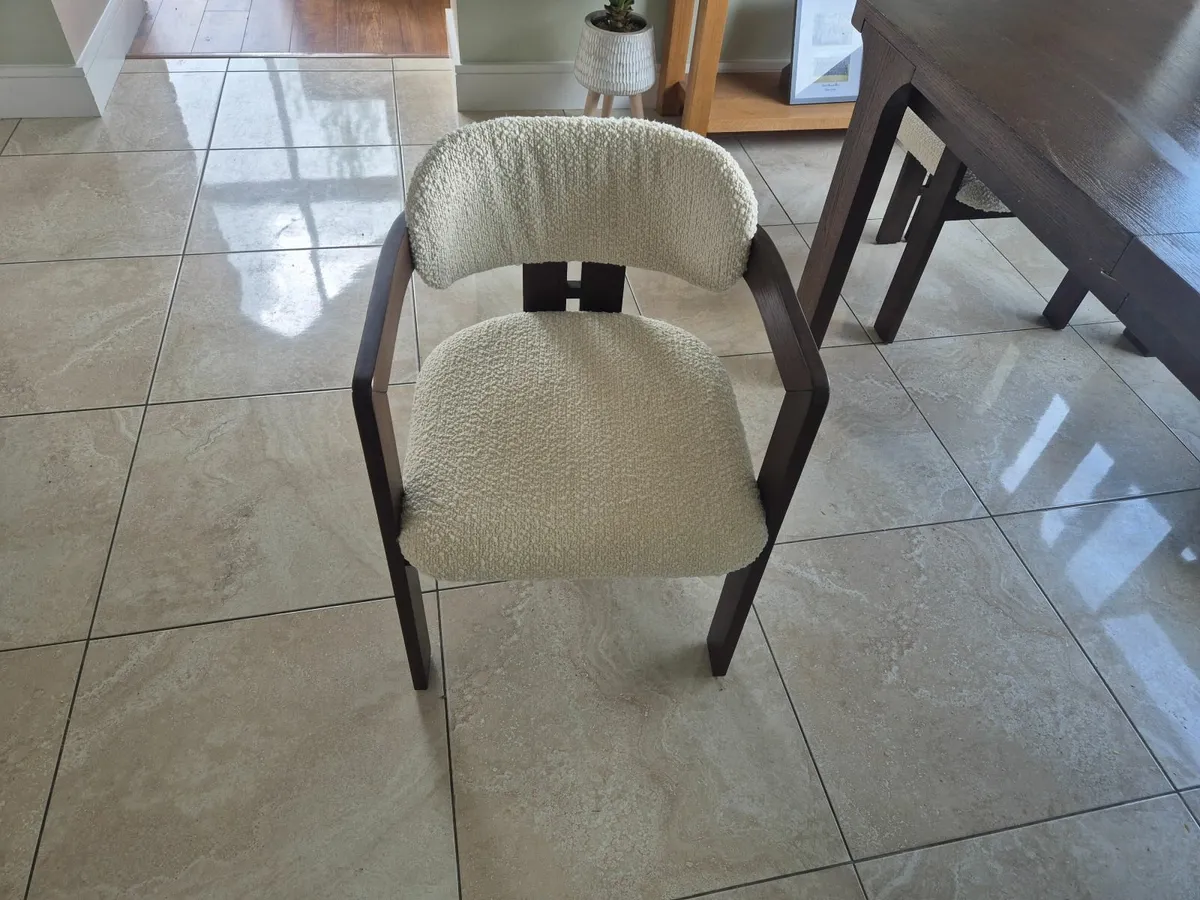Kitchen table and chairs - Image 2