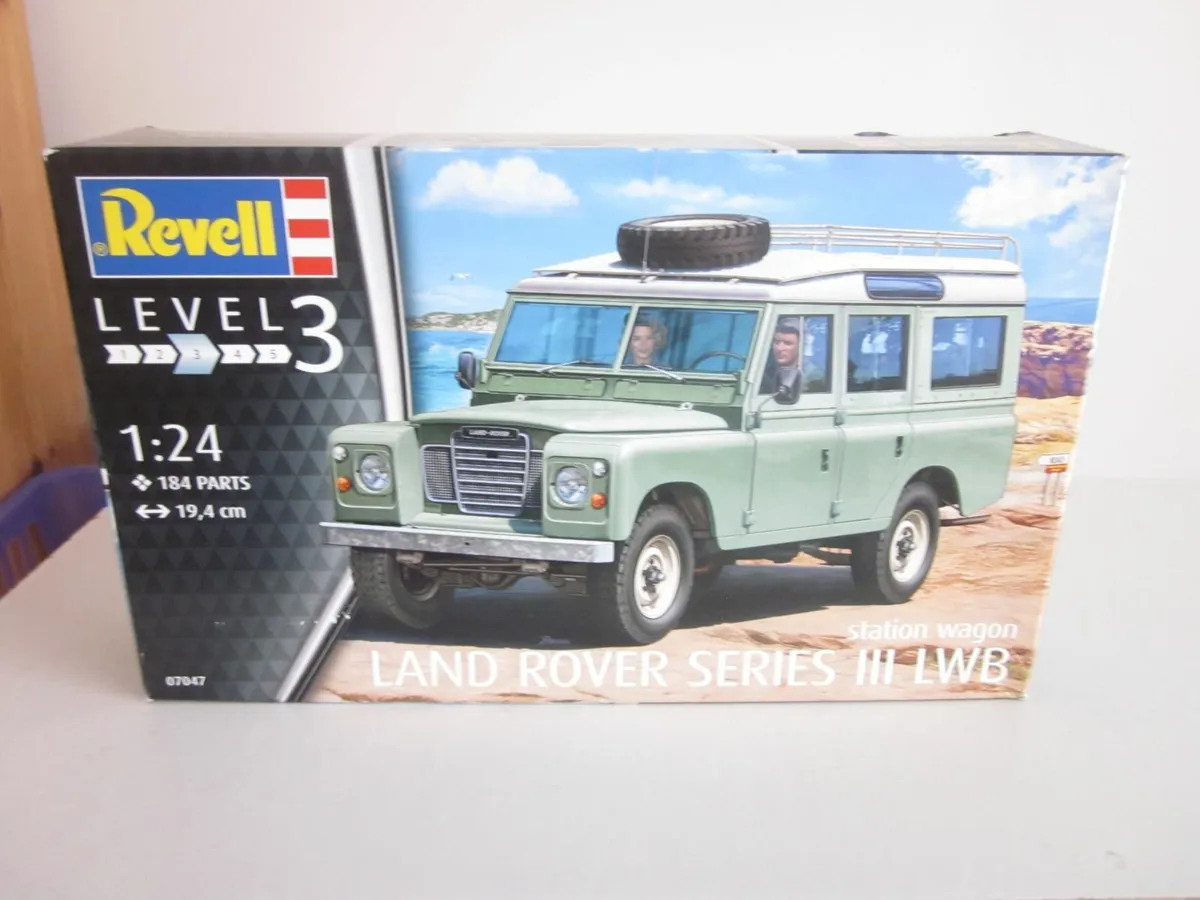 New Revell  Land Rover Series 111 LWB StationWagon - Image 1
