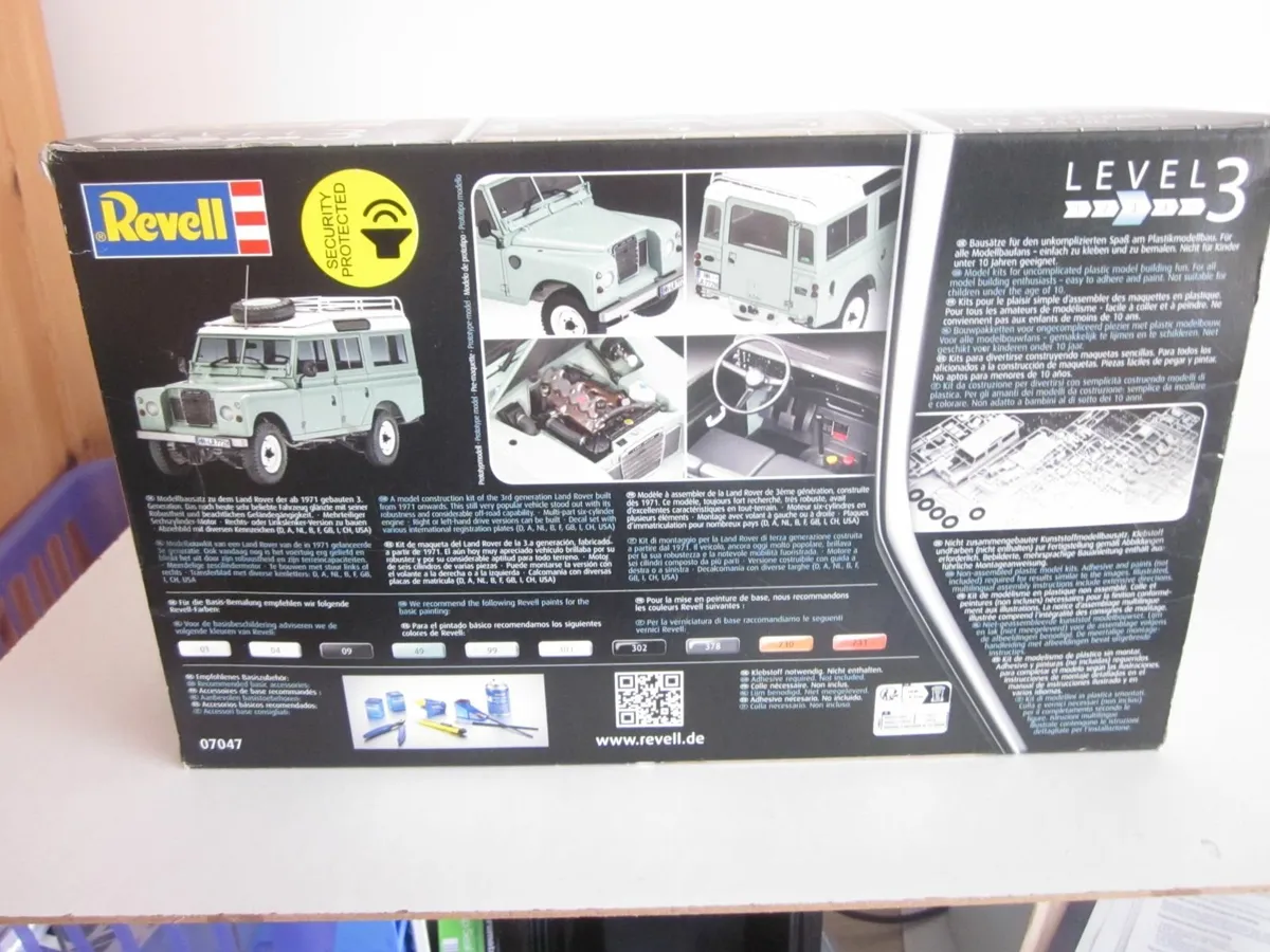 New Revell  Land Rover Series 111 LWB StationWagon - Image 2