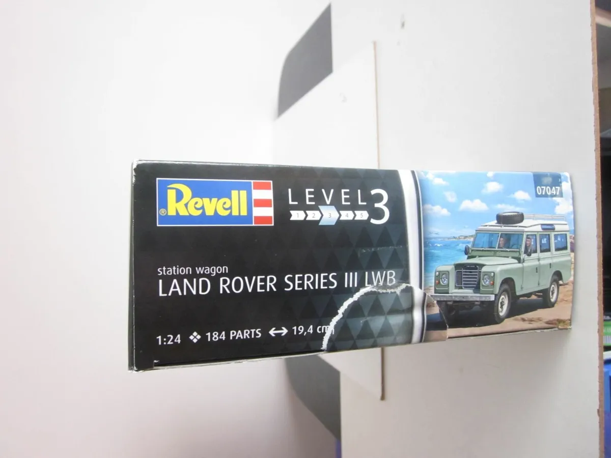 New Revell  Land Rover Series 111 LWB StationWagon - Image 3