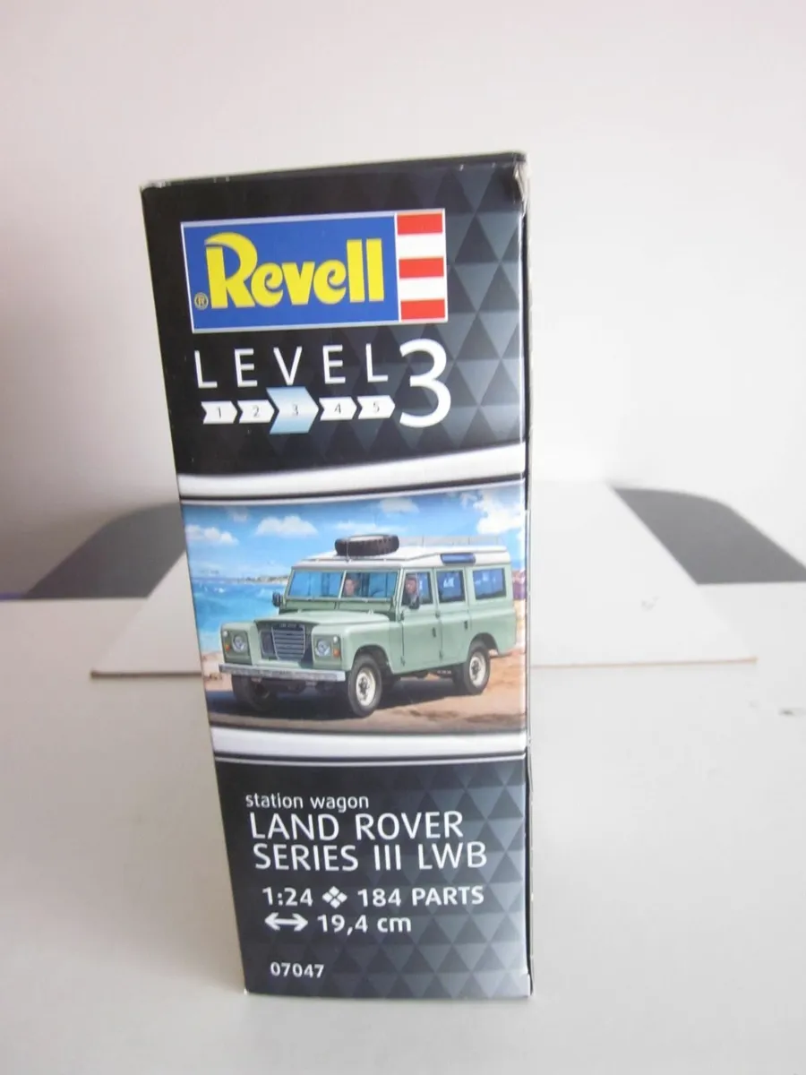 New Revell  Land Rover Series 111 LWB StationWagon - Image 4