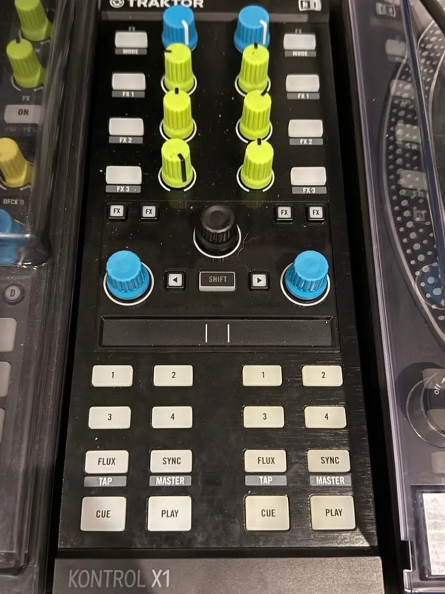 Traktor Kontrol Z2 DJ Mixer & Setup - Image 4