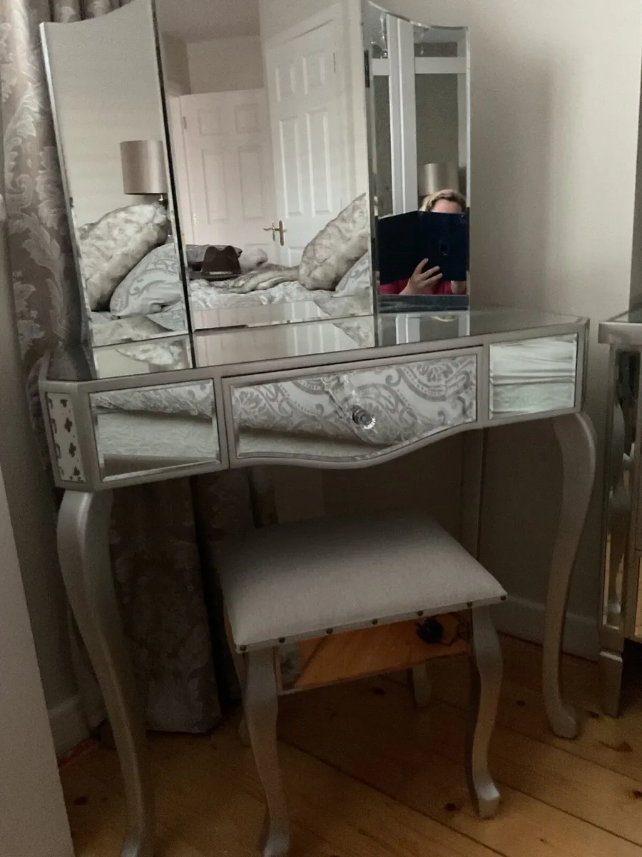 Dressing table and stool - Image 1