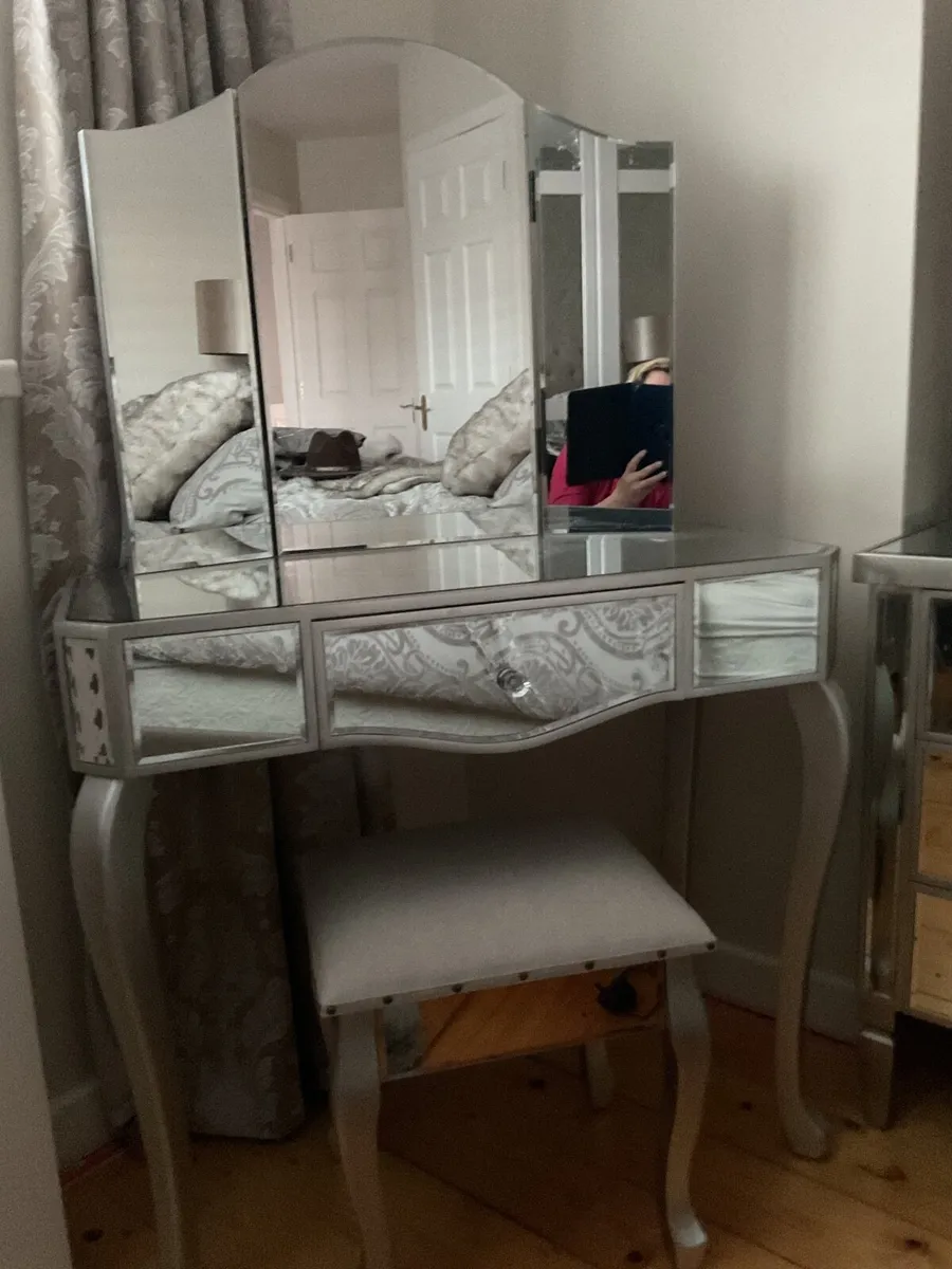 Dressing table and stool - Image 3
