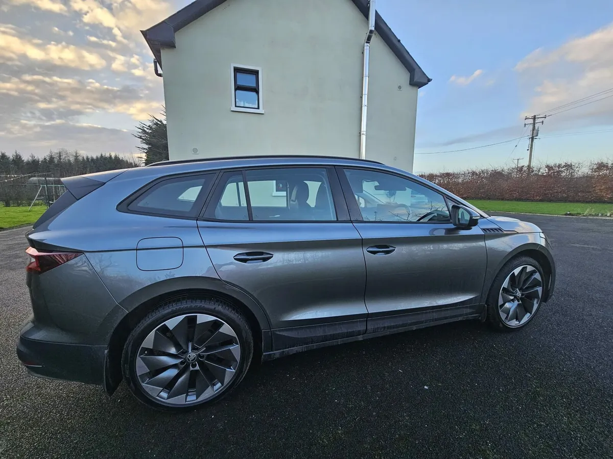 Skoda Enyaq 60 **sunroof & leather seats** - Image 2
