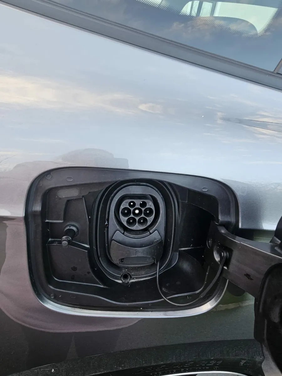 Skoda Enyaq 60 **sunroof & leather seats** - Image 3