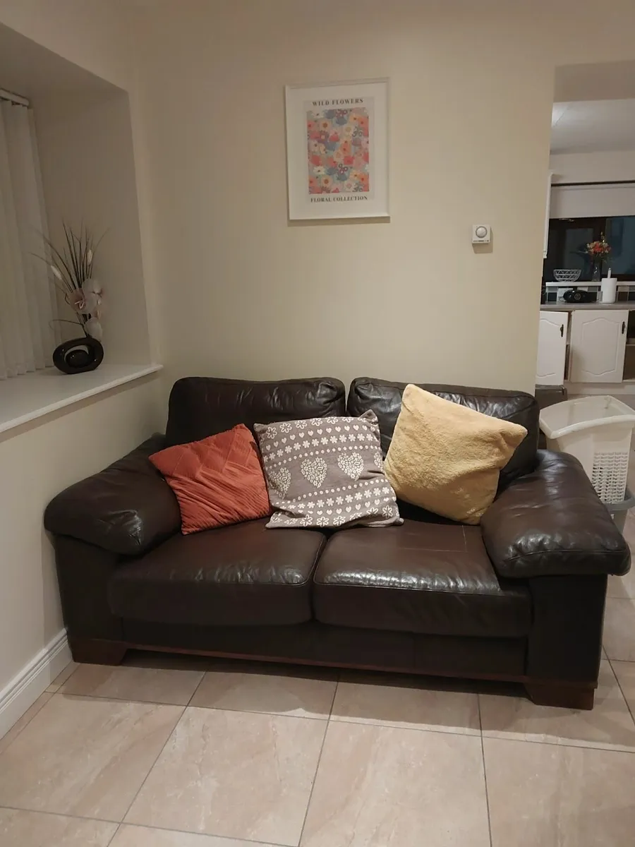 Two seater leather sofa - Image 3