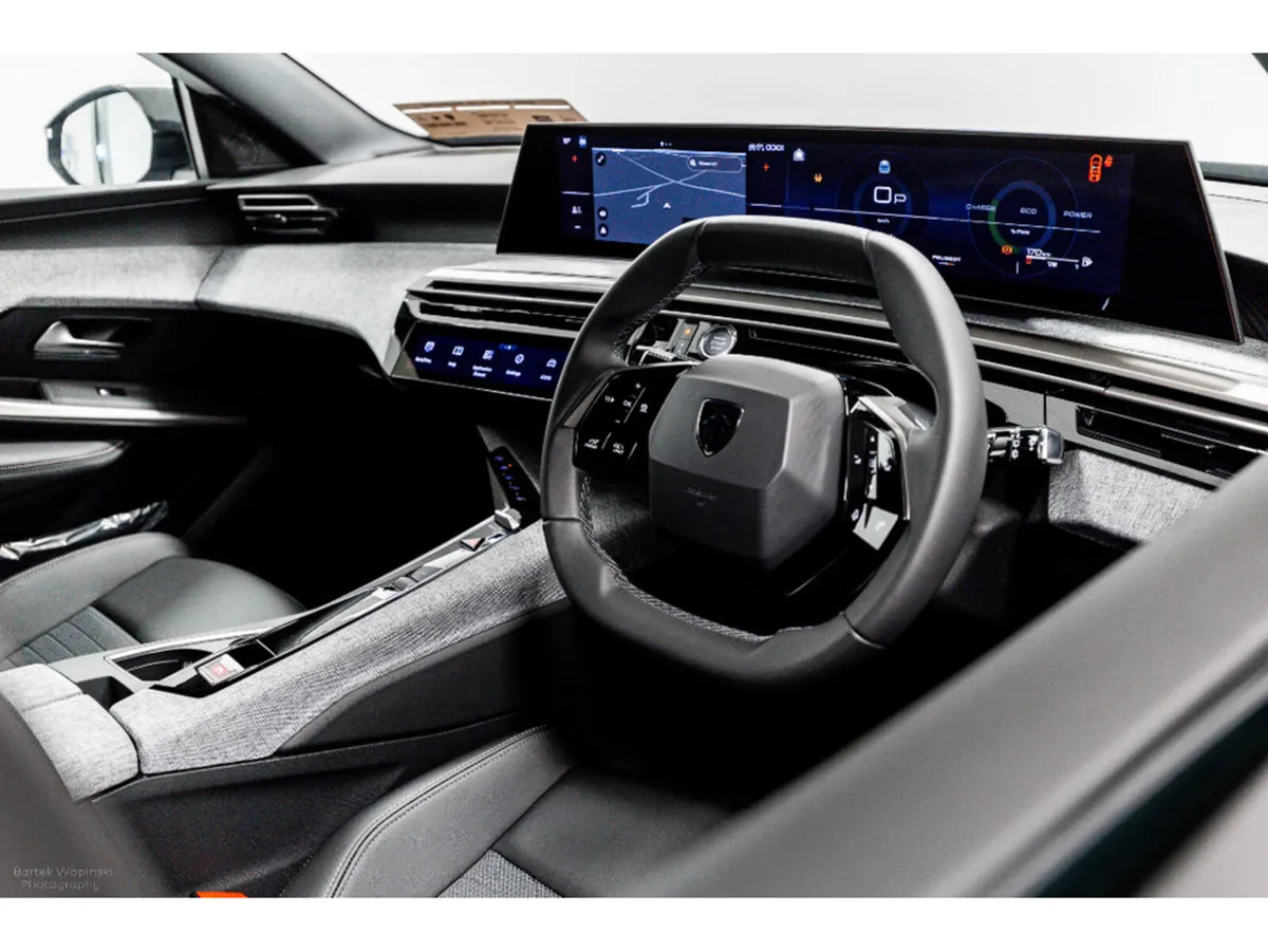 Peugeot 5008 Allure HYBRID Auto 145HP - 7 Seats - Image 2