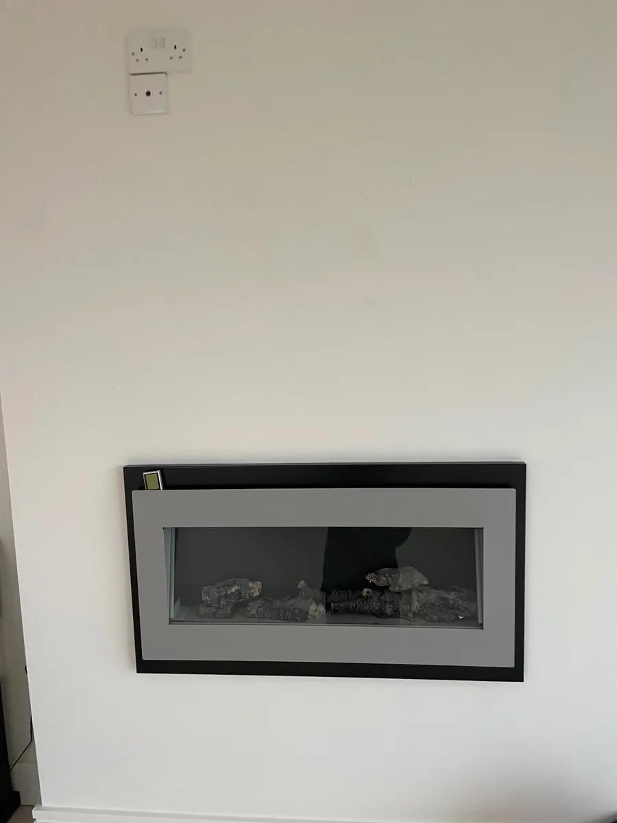 Wall mounted Electric wood effect inset fire - Image 2
