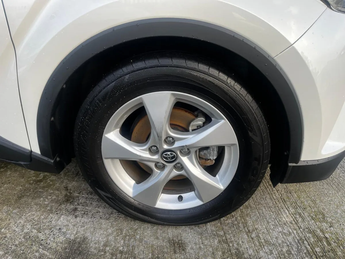 Toyota C-HR Toyota C-HR 1.8 self charging hybrid - Image 4