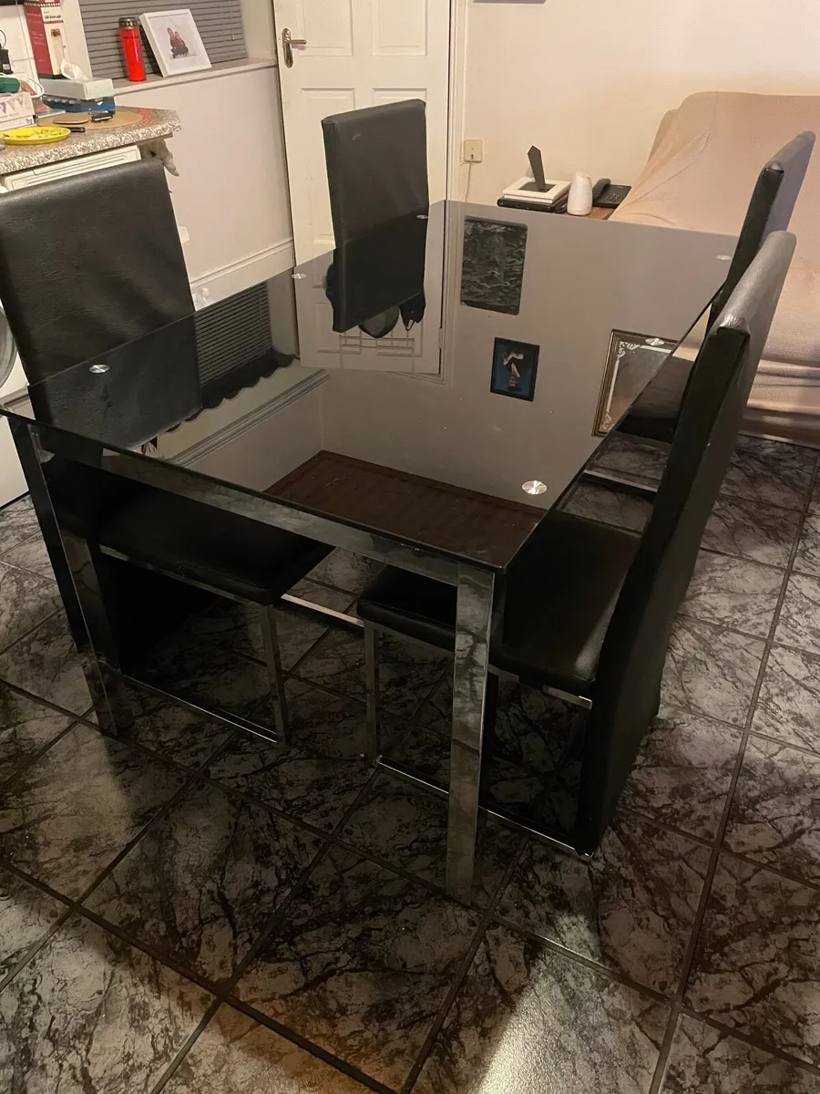 Table and chairs kitchen - Image 1