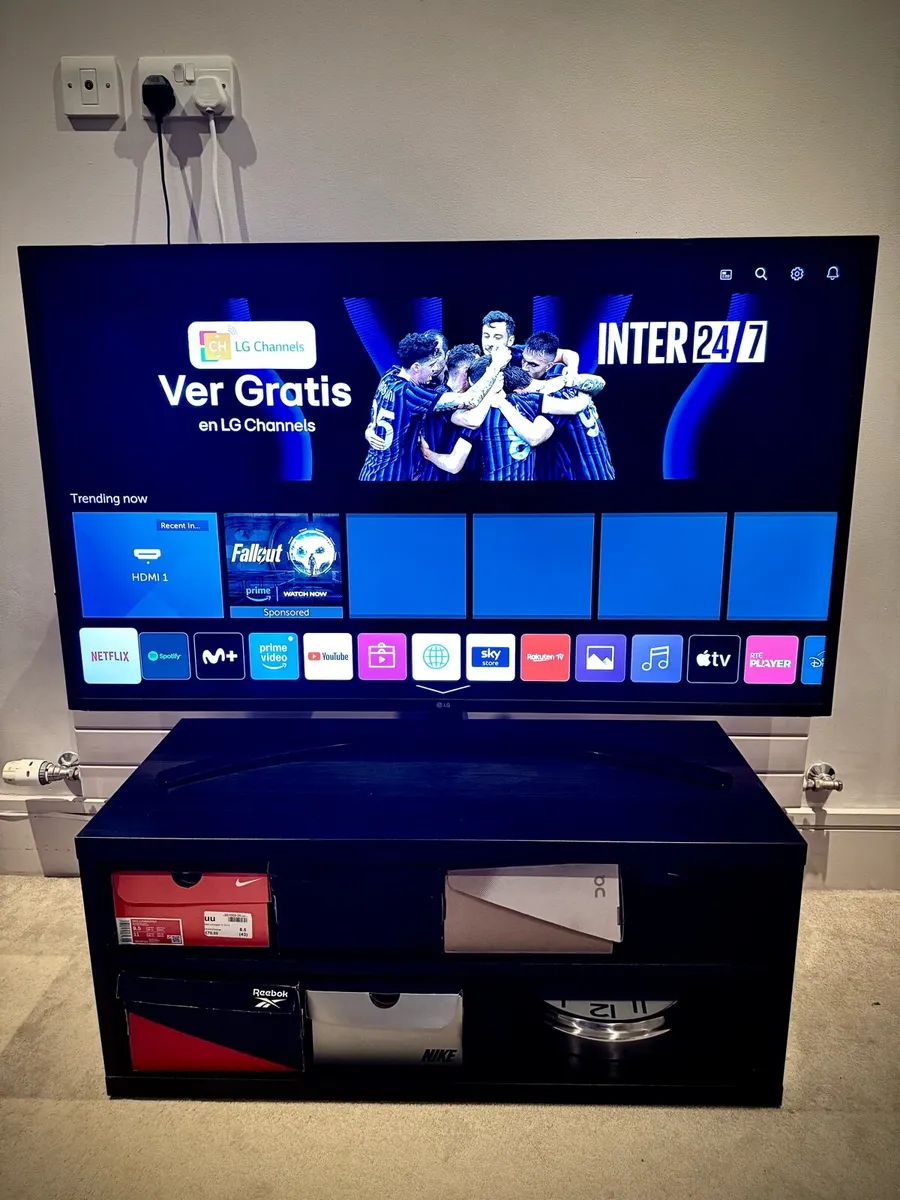 Smart TV LG 50” + 2x IKEA furniture - Image 1